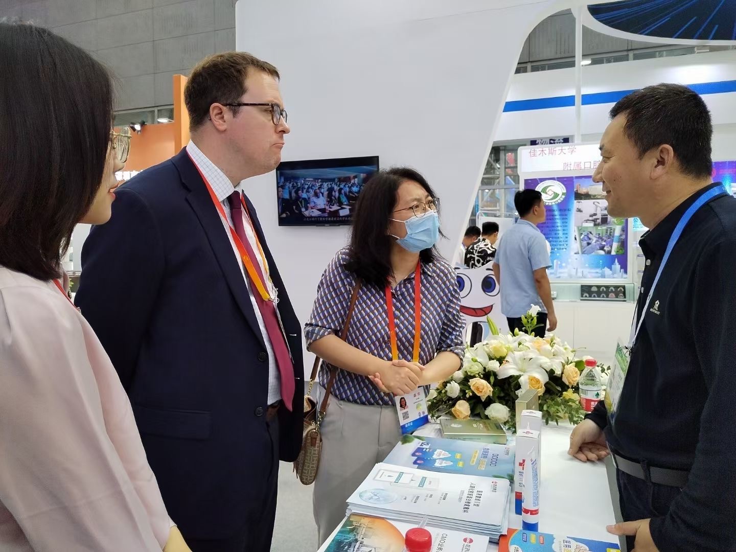 记者观察品牌进博会,记者探访企业工匠短视频