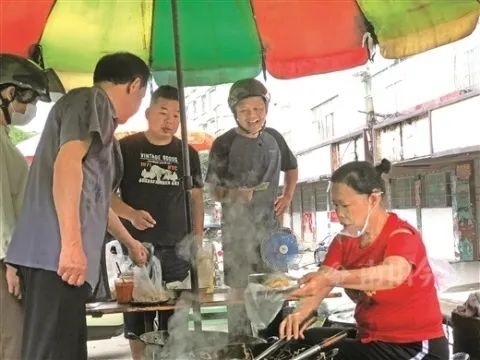 柳州卖炒粉,玉林阿姨摆摊卖炒粉不涨价