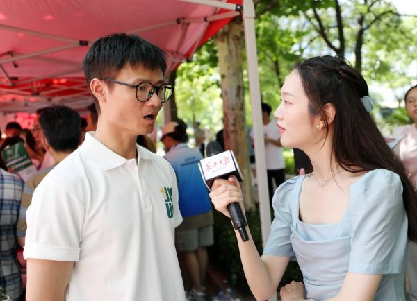 江汉大学校园开放日受热捧，不少外地考生和家长赶来“探班”