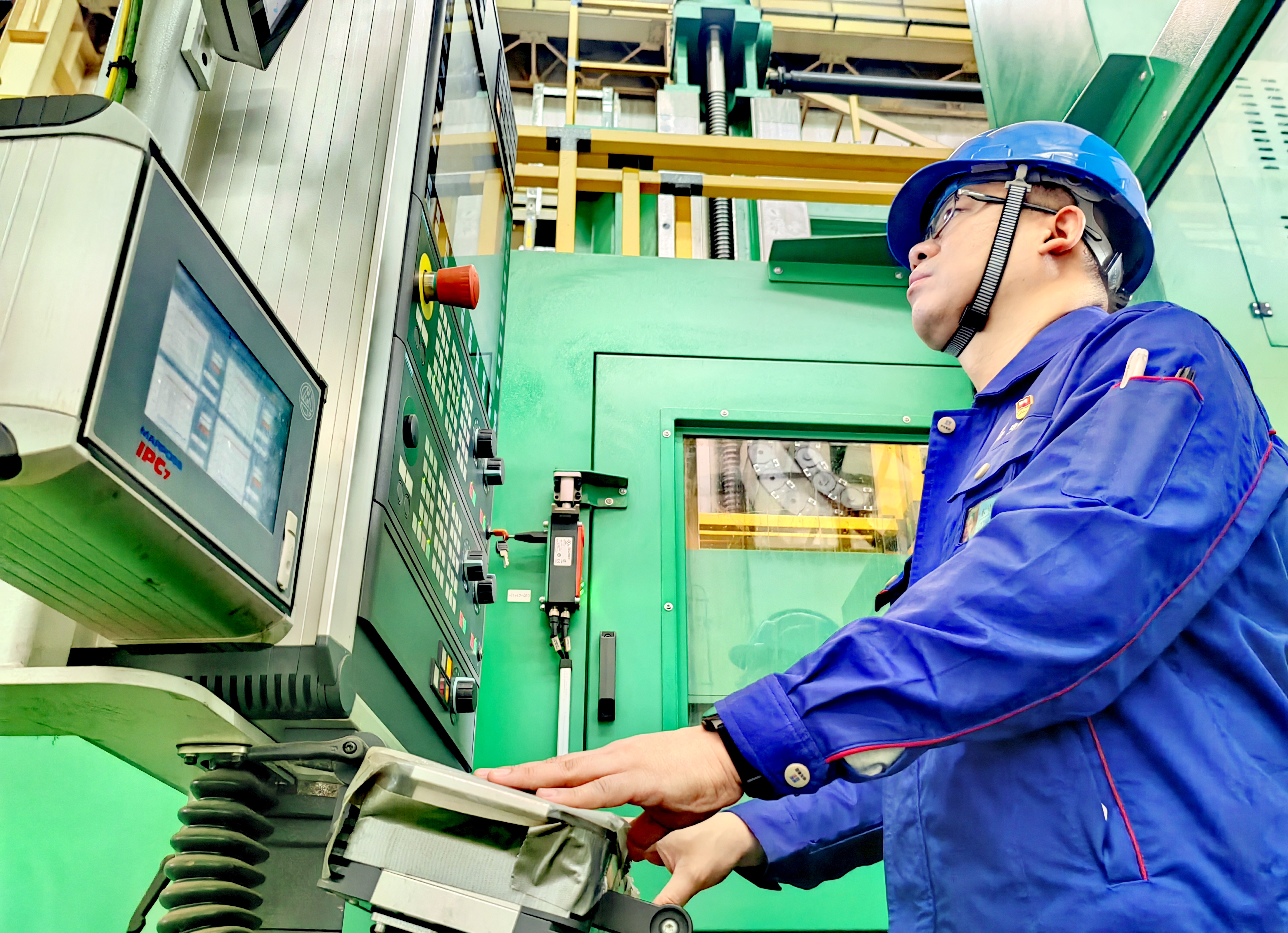 一线绽芳华一线绽芳华｜邱利：追求毫厘精准的“数控”先锋