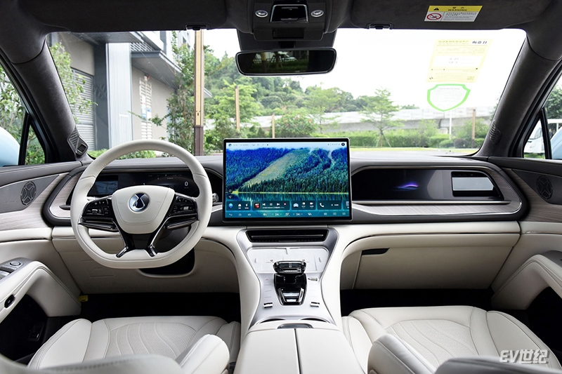 腾势n7豪华suv引爆市场热情,腾势n7四驱丐版驾驶感觉如何