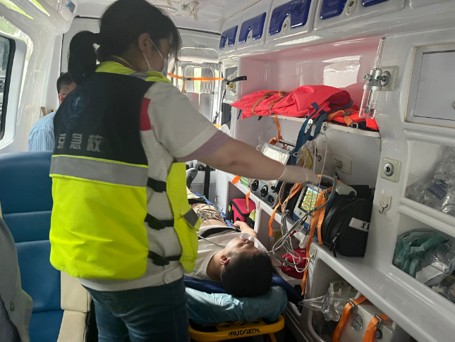 发生中暑如何自救互救,紧急救护120中暑