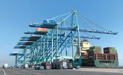 载箱穿梭畅行码头