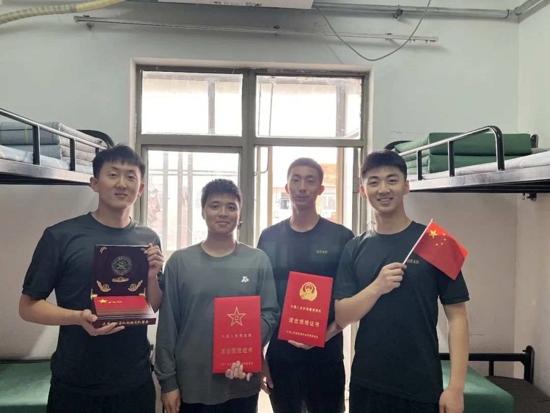 一个宿舍三个退役军人，剩下那位：“你感动吗？我不敢动！”