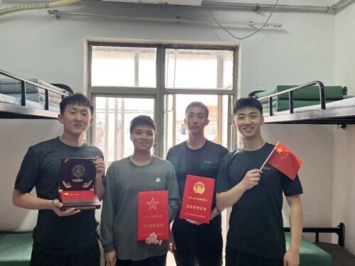 一个宿舍三个退役军人，剩下那位：“你感动吗？我不敢动！”