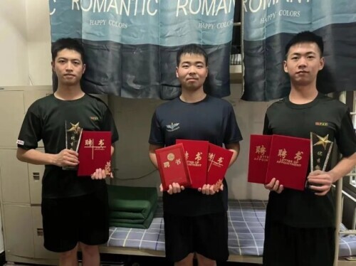 一个宿舍三个退役军人，剩下那位：“你感动吗？我不敢动！”