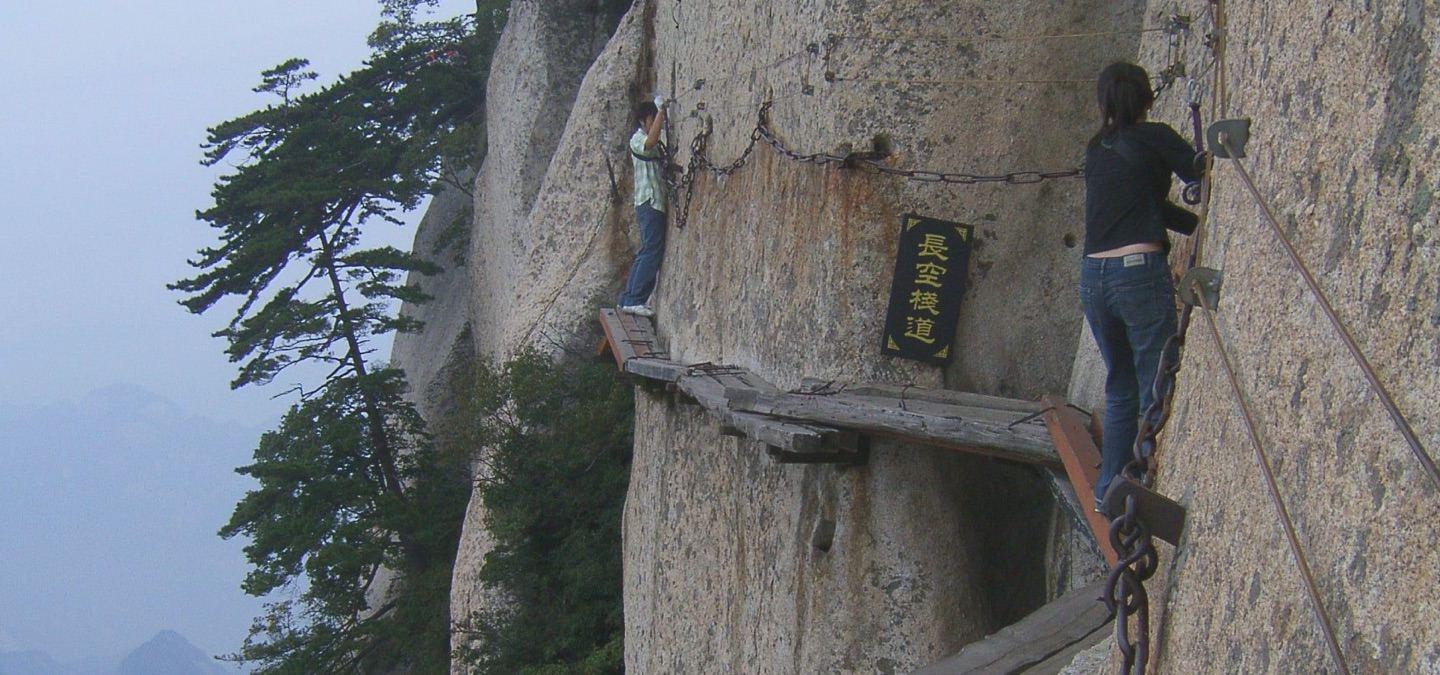 游客爬华山云梯不慎跌落完整版,游客爬华山云梯踩空了怎么办