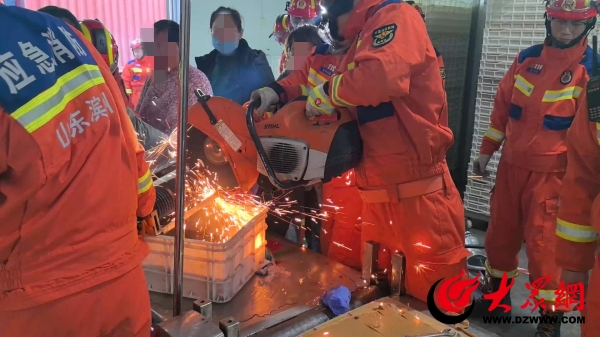 工人遭电击消防紧急救援,工人被机器卡手消防到场紧急救援