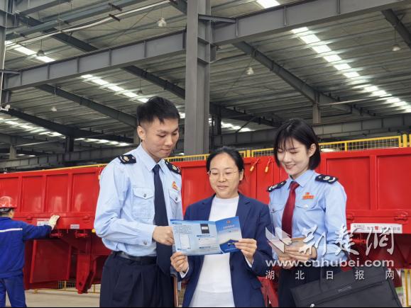 税惠“找上门”助力专用汽车“出国门”