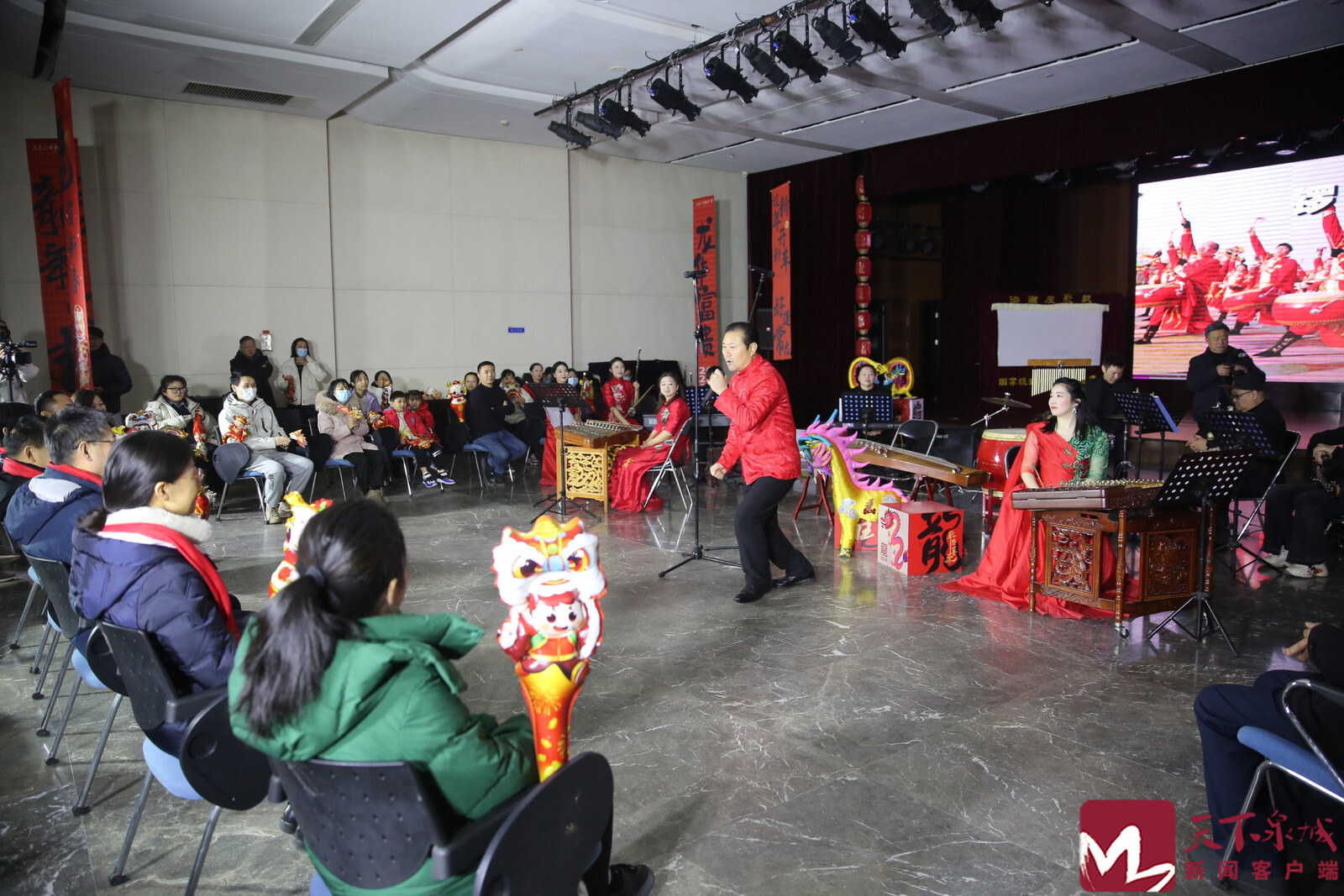 传统民俗年味浓多彩非遗贺新春,非遗文化焕发独特光芒