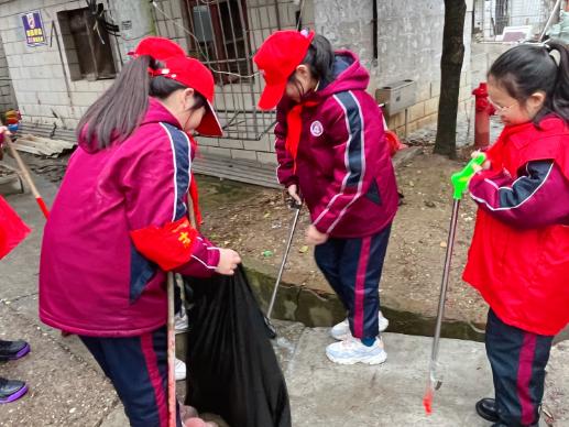城关中学开展学雷锋志愿服务活动,学校学雷锋志愿服务队授旗仪式