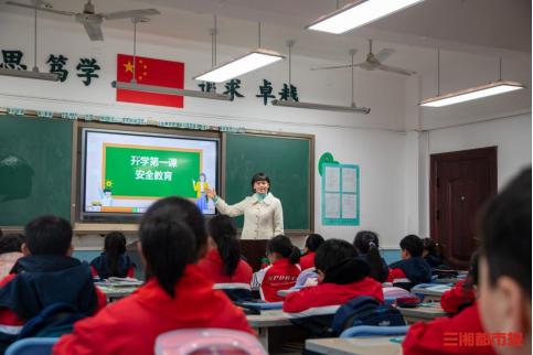 热辣滚烫开学第一课简笔画,以热辣滚烫为主题的开学视频